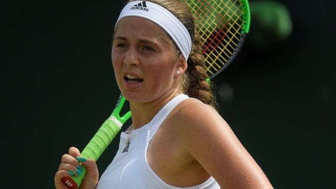 Jelena Ostapenková na Wimbledonu. Osmifinále musela mladá hvězda odehrát na jednom z menších kurtů.