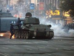 Během loňských nepokojů se demonstranti zmocnili také starého tanku