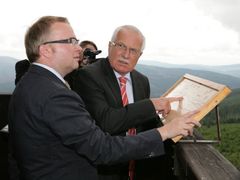 Ministr Tomáš Chalupa s prezidentem Václavem Klausem na návštěvě Šumavy.