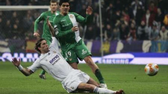 Fotbalsita Realu Madrid Sergio Ramos (vlevo) bojuje o míč s Francisco Javierem Munozem "Xiscoem".