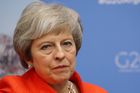 "Teď bude žebrat v Evropě." Britská média pranýřují Mayovou za útěk z bitvy o brexit