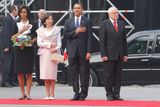 V neděli ráno čekalo prezidentský pár oficiální přijetí na Pražském hradě. S rukou na srdci vyslechli státní hymnu.