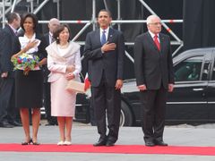 V neděli ráno čekalo prezidentský pár oficiální přijetí na Pražském hradě. S rukou na srdci vyslechli státní hymnu.