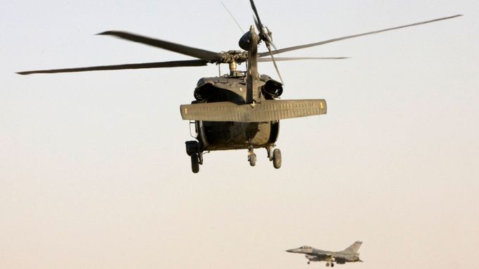 Vrtulník Blackhawk a stíhačka F-16 nad kandahárskou provincií