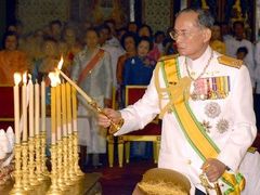 Thajský král Bhumibol, který přesně před rokem oslavil osmdesátiny, je nejdéle vládnoucím panovníkem světa