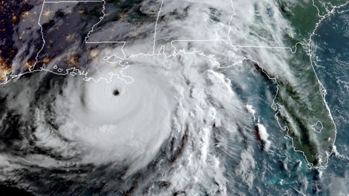 Satelitní obrázek hurikánu Ida v Mexickém zálivu.