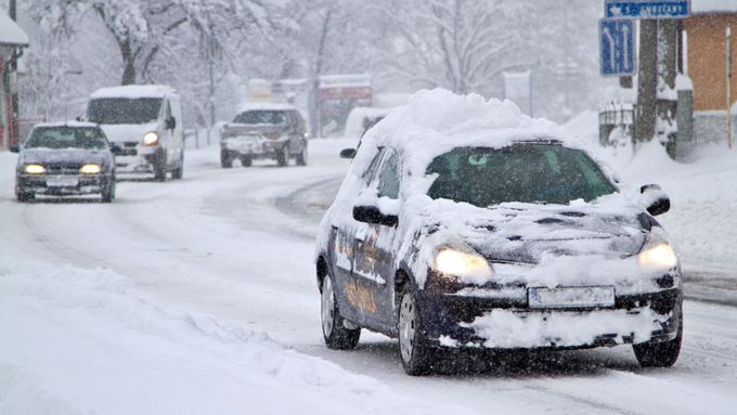 Stav na cestách komplikuje čerstvě napadlý sníh. (Ilustrační foto)