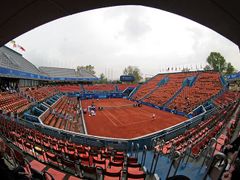 Nad hlavním kurtem Prague Open se v úterý stáhla mračna - to ale hráčkám nebránilo, aby na antuce sehrály kvalitní utkání.