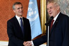 Šéfa NATO vítala na Hradě vlajka OSN. Velký průšvih, říká Špaček