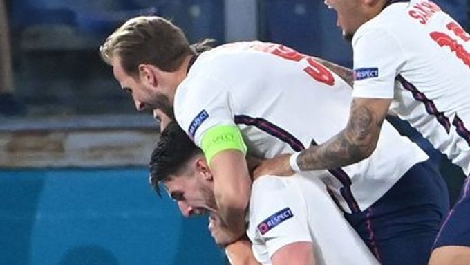 Harry Kane škrtí Declana Rice po druhé gólu Anglie ve čtvrtfinále s Ukrajinou