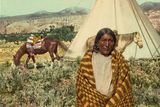Indián z kmene Crow (Velké planiny, USA, 1902).
