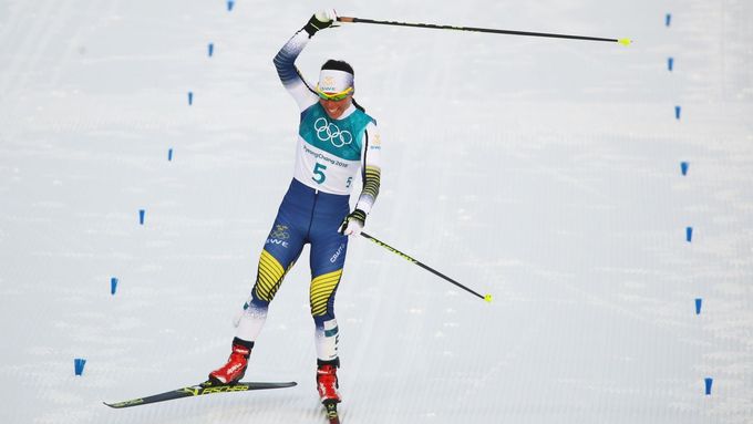 Charlotte Kallaová ve finiši skiatlonu