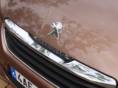 Na jaře představený Peugeot 108 má lva umístěného ještě na kapotě.