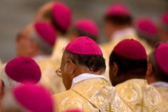 Vatikán zbavil kněžství arcibiskupa, který se oženil