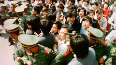 Tiananmen - 4. června - 1989 - studenti se tlačí na náměstí Nebeského klidu