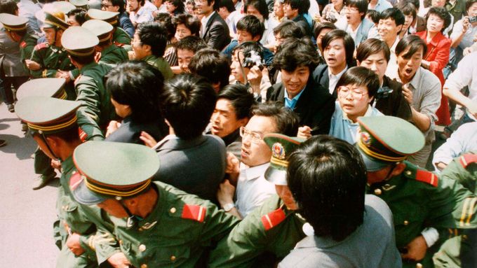 Studenti se tlačí na náměstí Nebeského klidu, 4. června 1989.