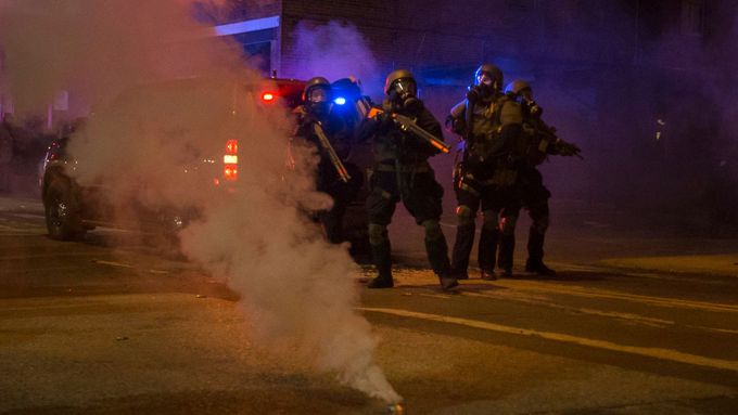 Pořádkové síly zasahují během nepokojů v americkém Fergusonu.