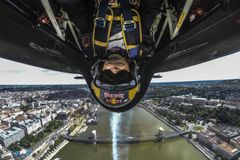 Bronz pro Šonku. Český pilot začal seriál v akrobatickém létání třetím místem v Abú Zabí