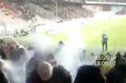Muž na fotbalovém zápase Sparta x Plzeň ze sektoru hostí hodil mezi diváky pyrotechniku