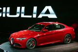 Alfa Romeo Giulia využije řadu technických řešení od vozů značky Maserati. Tradiční italská značka s ní chce zaútočit na zákazníky, kteří dosud kupovali manažerské limuzíny od německé konkurence Audi, BMW či Mercedesu.