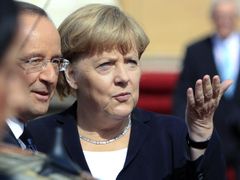 Merkelová s Hollandem se nemohli shodnout, zda by měl Junckera nahradit Němec, nebo Francouz. Každý prosazoval svého člověka.