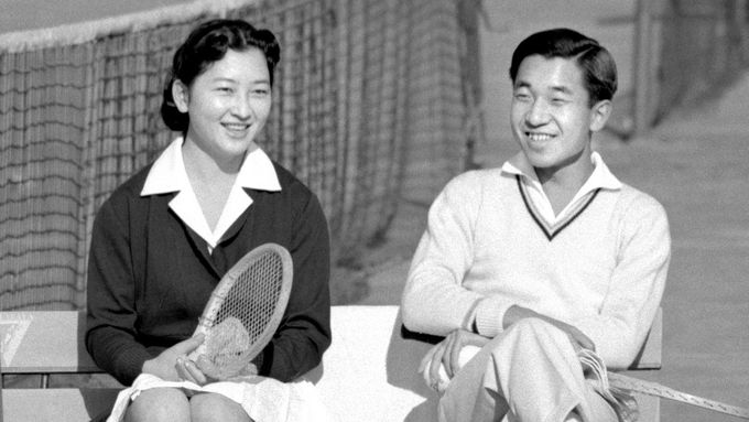 Tehdy korunní princ Akihito se svou budoucí ženou v roce 1958.