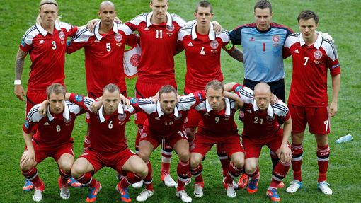 Dánský tým během utkání Dánska s Portugalskem ve skupině B na Euru 2012.