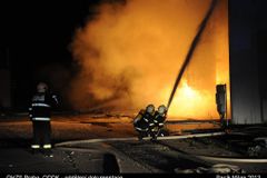 Na Plzeňsku hořely balíky papíru, hašení trvalo hodiny
