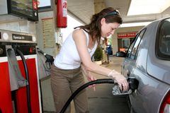 Ceny pohonných hmot v Česku opět klesly,ale jen mizivě