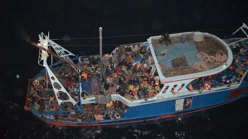Snímky z nákladní lodě CS Caprice během záchrany plavidla s uprchlíky ve Středozemním moři. Fotografie jsou z října 2014.