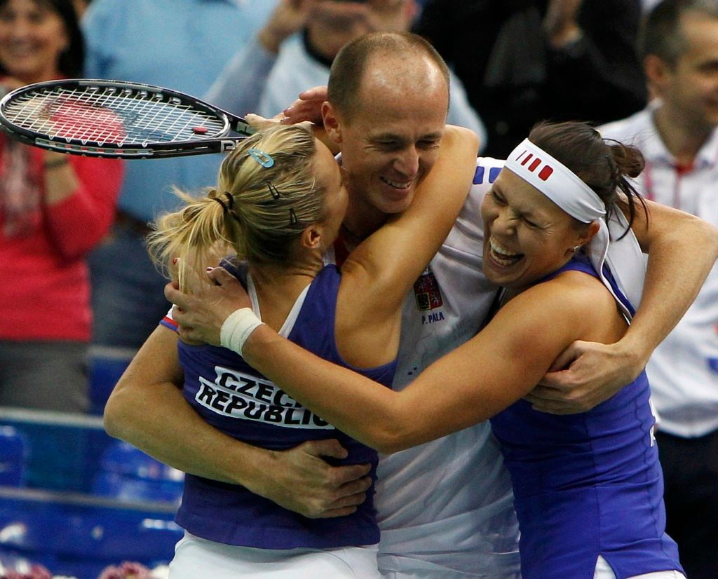 České tenistky Květa Peschkeová a Lucie Hradecká slaví vítězství s Petrem Pálou ve finále Fed Cupu 2011 proti Rusku.