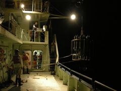 Práce na lodi při sbírání fytoplanktonu se nezastavila ani v noci.