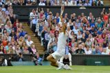 Švýcarský tenista Roger Federer se raduje z vítězství v utkání s Britem Andym Murraym ve finále Wimbledonu 2012.