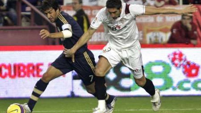 Raul Gonzalez (vlevo) z Realu Madrid bojuje se sevillským Ivicou Dragutinovicem