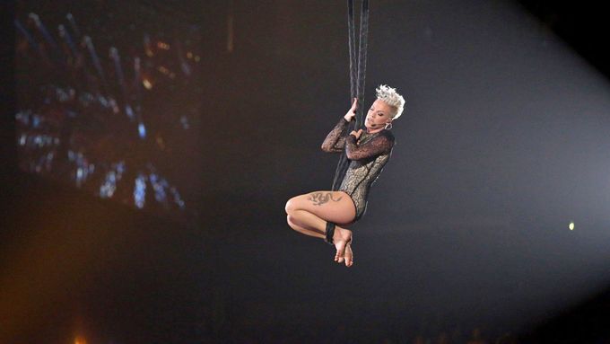 Zpěvačka Pink donedávna trávila část koncertů zavěšená na akrobatických lanech.