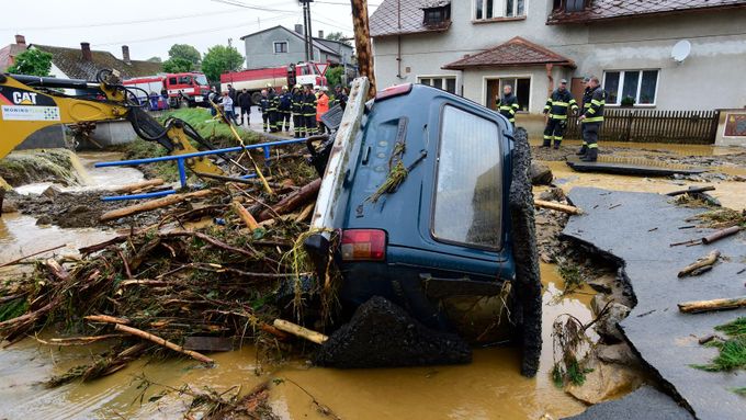Obrazem: Apokalypsa, utíkali jsme po střeše, popisují lidé povodeň na Olomoucku