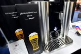 Zařízení na výrobu piva z kapslí od společnosti LG Electronics představené 7. 1. 2019 na veletrhu CES v Las Vegas.