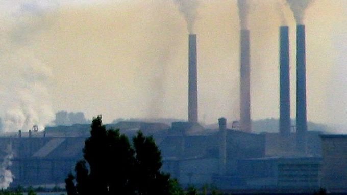 Arcelor Mittal Ostrava v srpnu 2007. Hnědý emisní mrak obsahuje zejména oxidy železa a další prvky tvořící tuhé znečišťující látky. Firma teď slíbila, že s tím chce skoncovat