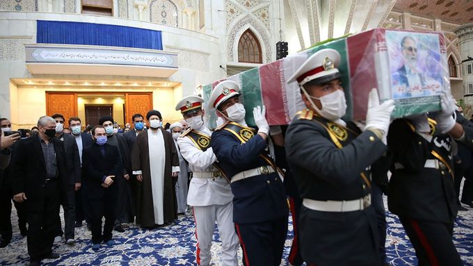 Členové íránských jednotek nesou rakev s fyzikem Mohsenem Fachrízádem v teheránském mauzoleu imáma Chomejního.