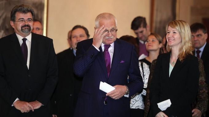 Prezident Václav Klaus podepsal soubor sedmi desítek novel, tvořících tzv. daňovou reformu.
