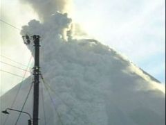 Téměř 90 výbuchů zaznamenal vulkán do dnešního rána