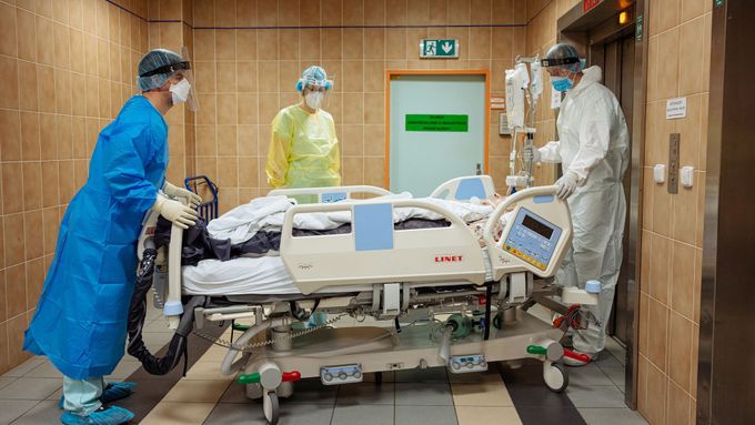 Ilustrační snímek. Záběr z jednotky intenzivní péče ve Fakultní nemocnici Královské Vinohrady, který byl pořízen na sklonku listopadu v roce 2021.