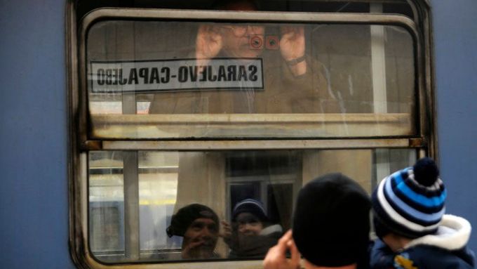 Muž se synem se dívají na vlak, který do Sarajeva přijel z Bělehradu. Po osmnácti letech.