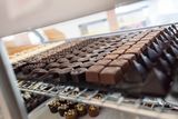 S pár druhy čokoládových bonbonů objížděla trhy. A zjistila, že jejich cukrovinky lidem chutnají.