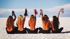 Topless Tour - ženy se fotí nahoře bez