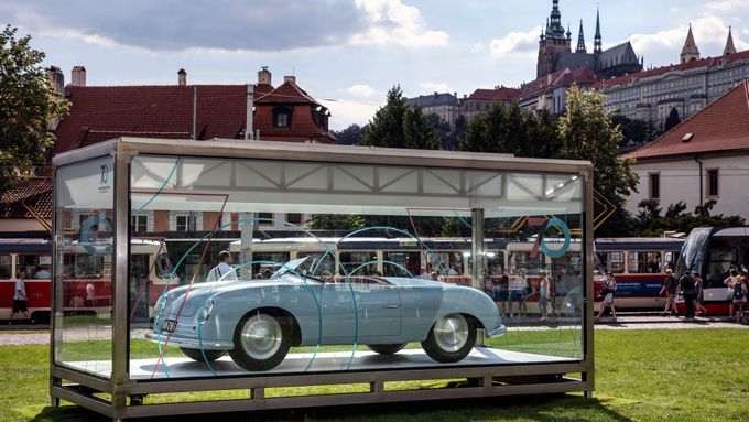 Obdivovat zdarma dokonalou repliku prvního Porsche 356 je možné přímo v centru Prahy.