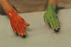 Michaël Borremans: Červená ruka, zelená ruka, 2010, olej na plátně, 40 x 60 cm
