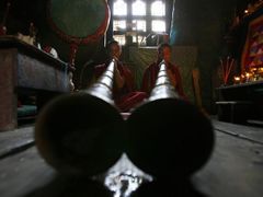 Buddhističtí mniši hrají na tradiční nástroje v klášteře, vysoko v himálájských horách. Někteří Bhútánci se obávají, že nástup globalizace ohrožuje jejich tradice