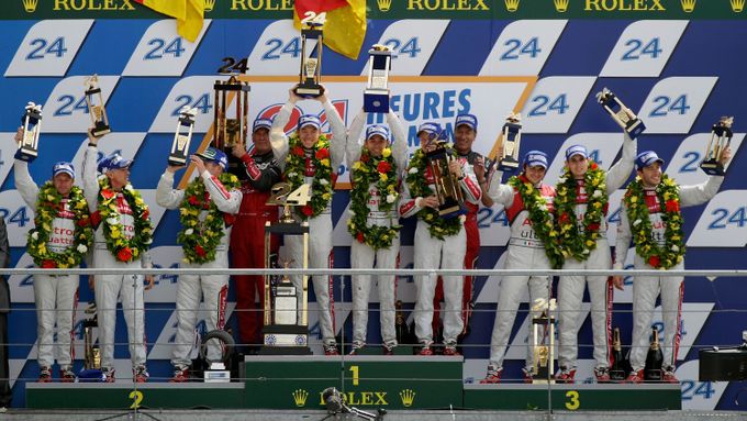 Sen každého šéfa závodního týmu: všechna místa na stupních vítězů obsazená jednou značkou.V Le Mans to bylo Audi.