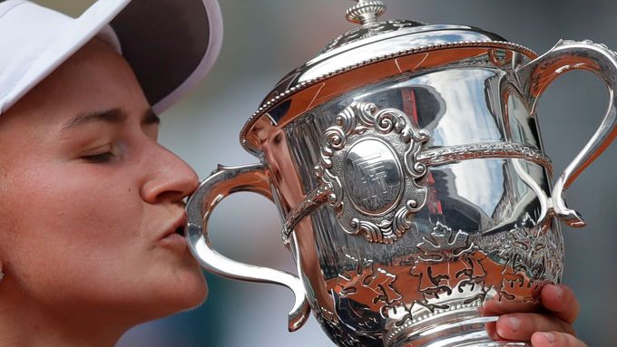 Barbora Krejčíková s trofejí pro vítězku Roland Garros.